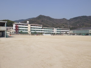 県立広高等学校　テニスコート用真砂土（粒径3㎜以下）　納入