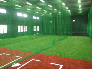 広島経済大学　屋内野球練習場　新築工事　人工芝　投球練習