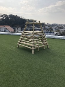 遊具　丸太砦　園舎　屋上　遊び　園児　幼稚園　保育園　こども