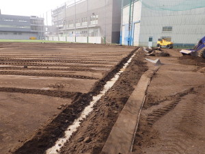 グラウンド　内野　黒土　学校　野球場　マウンド　