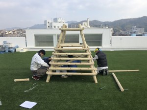 遊具　丸太砦　園舎　屋上　遊び　園児　幼稚園　保育園　こども