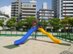 吉島　公園　遊具　滑り台　こども　鉄棒　ジャングルジム　ネット遊具　木製遊具　ゴムマット　人工芝