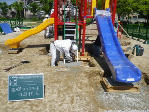 吉島　公園　遊具　滑り台　こども　鉄棒　ジャングルジム　ネット遊具　木製遊具　ゴムマット　人工芝