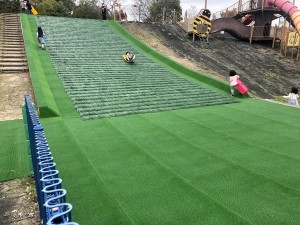 やまみ　三原運動公園　わんぱく広場　芝滑り　人工芝　スライダー　こども　遊具