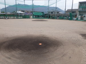 高校　野球　ベース　ホームベース　塁　黒土　野球　グラウンド　水はけ　不陸整正