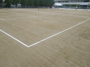 テニスコート　修繕　五日市南中学校　体育　部活　テニス部　グラウンド資材　真砂土　ライン