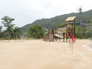 保育所　幼稚園　遊具　園庭　ブランコ　子ども　遊び　JOHOKUこどもアカデミー　広島城北学園　幼児　教育　保育