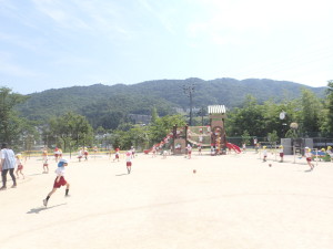 保育所　幼稚園　遊具　園庭　ブランコ　子ども　遊び　JOHOKUこどもアカデミー　広島城北学園　幼児　教育　保育