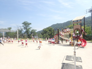 保育所　幼稚園　遊具　園庭　ブランコ　子ども　遊び　JOHOKUこどもアカデミー　広島城北学園　幼児　教育　保育