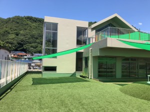 学校法人幸和学園　こうわ認定こども園海田　幼稚園　保育所　幼児　こども　環境デザイン　遊環構造理論　人工芝　園庭　屋上　運動　遊び　夏　日よけ　タープ　遮光シート　シェード　サンシェード　バルコニー