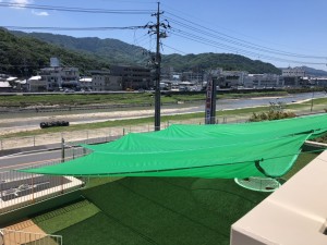 学校法人幸和学園　こうわ認定こども園海田　幼稚園　保育所　幼児　こども　環境デザイン　遊環構造理論　人工芝　園庭　屋上　運動　遊び　夏　日よけ　タープ　遮光シート　シェード　サンシェード　バルコニー