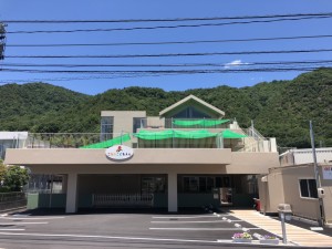 学校法人幸和学園　こうわ認定こども園海田　幼稚園　保育所　幼児　こども　環境デザイン　遊環構造理論　人工芝　園庭　屋上　運動　遊び　夏　日よけ　タープ　遮光シート　シェード　サンシェード　バルコニー