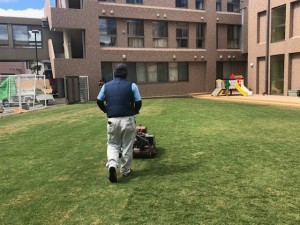 広島県安芸郡府中町　認定こども園つばめ　園庭　天然芝　ライン引き　運動会　芝刈　人工芝　グラウンド　整備　遊具