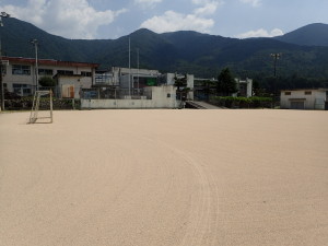 三田小学校　グラウンド　校庭　整備　真砂土　脛　にがり　表面整備　学校