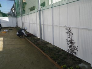 幼稚園　園庭　花壇　花　緑　植栽　造園　除草　剪定　人工芝　スポーツ施設　遊具　グラウンド資材