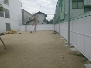 幼稚園　園庭　花壇　花　緑　植栽　造園　除草　剪定　人工芝　スポーツ施設　遊具　グラウンド資材