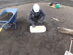 近畿大学　野球場　キャンパス　整備　スポーツ　グラウンド　黒土　内野　マウンド　ブルペン　塁ベース　ポイントマーク　にがり　塩化カルシウム　マウンド　テニスコート　学校　予算　人工芝