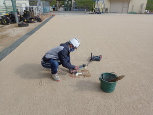 広島市　祇園東中学校　グラウンド　整備　スポーツ施設　校庭　土　真砂土　黒土　表層　グラウンド資材　学校　幼稚園　園庭　競技場　人工芝　維持管理　バスケット　安全　不陸整正　水たまり　ケガ　安全　野球　テニス