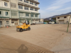 広島市　祇園東中学校　グラウンド　整備　スポーツ施設　校庭　土　真砂土　黒土　表層　グラウンド資材　学校　幼稚園　園庭　競技場　人工芝　維持管理　バスケット　安全　不陸整正　水たまり　ケガ　安全　野球　テニス