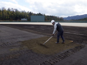 近畿大学　野球場　キャンパス　整備　スポーツ　グラウンド　黒土　内野　マウンド　ブルペン　塁ベース　ポイントマーク　にがり　塩化カルシウム　マウンド　テニスコート　学校　予算　人工芝