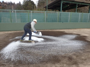 近畿大学　野球場　キャンパス　整備　スポーツ　グラウンド　黒土　内野　マウンド　ブルペン　塁ベース　ポイントマーク　にがり　塩化カルシウム　マウンド　テニスコート　学校　予算　人工芝