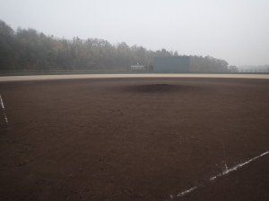 近畿大学　野球場　キャンパス　整備　スポーツ　グラウンド　黒土　内野　マウンド　ブルペン　塁ベース　ポイントマーク　にがり　塩化カルシウム　マウンド　テニスコート　学校　予算　人工芝