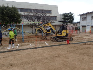 広島市　五日市観音小学校　校庭　グラウンド　遊具　ブランコ　鉄棒　移動　安全領域　移設　小学校　中学校　高等学校　スポーツ　施設　設計　施工　校庭　グラウンド資材　土　苦汁　不陸　整備　人工芝　混合土　野球　テニス　サッカー