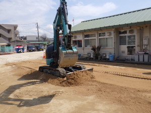 広島市立山本幼稚園　グラウンド　園庭　整備　表層　安全　整地　鋤取り　黒土　資材　混合土　学校　小学校　中学校　高等学校　大学　スポーツ施設　工事　人工芝　テニス　野球　バスケット　競技場　苦汁　にがり