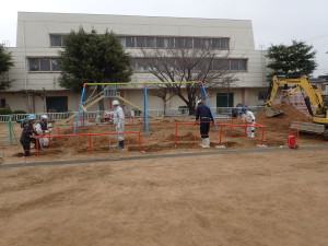 広島市　五日市観音小学校　校庭　グラウンド　遊具　ブランコ　鉄棒　移動　安全領域　移設　小学校　中学校　高等学校　スポーツ　施設　設計　施工　校庭　グラウンド資材　土　苦汁　不陸　整備　人工芝　混合土　野球　テニス　サッカー