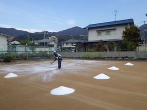 広島市立山本幼稚園　グラウンド　園庭　整備　表層　安全　整地　鋤取り　黒土　資材　混合土　学校　小学校　中学校　高等学校　大学　スポーツ施設　工事　人工芝　テニス　野球　バスケット　競技場　苦汁　にがり