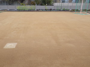 広島市立山本幼稚園　グラウンド　園庭　整備　表層　安全　整地　鋤取り　黒土　資材　混合土　学校　小学校　中学校　高等学校　大学　スポーツ施設　工事　人工芝　テニス　野球　バスケット　競技場　苦汁　にがり