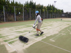 千坊台　テニスコート　人工芝　補修　スポーツ施設　テニス　野球　サッカー　グラウンド　校庭　園庭　グラウンド資材　真砂土　黒土　極　黒土混合土　整備　維持管理　公園　学校　陸上競技場　野球場　マウンド　ピッチャープレート