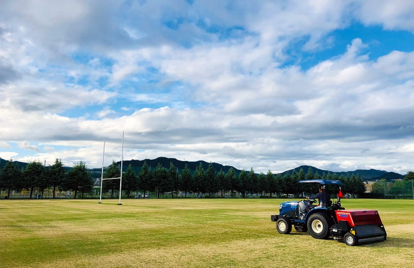 スポーツ施設の芝生メンテナンスの写真
